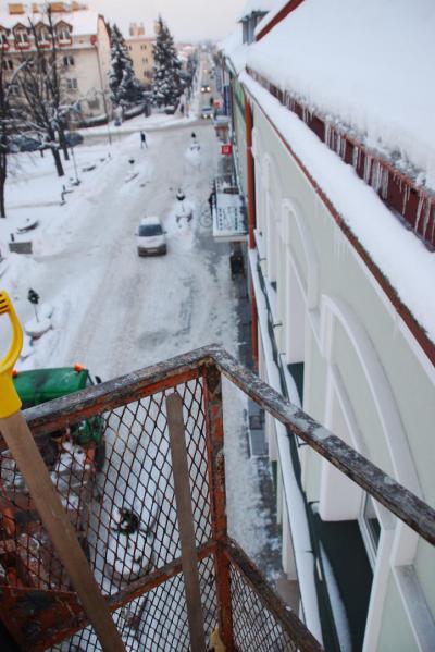 Odśnieżanie dachów z podnośnika koszowego Krosno